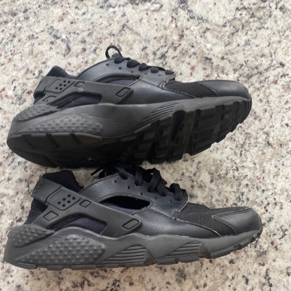 Black Nike Huaraches